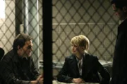 Det. Scott Valens (Danny Pino, r.) und Det. Lilly Rush (Kathryn Morris, M.) unterhalten sich mit dem Häftling James Hogan (Silas Weir Mitchell, l.) über dessen Vermutung ...