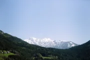 "Heimat der Klöster", "Stift Admont." Österreich ist das Land der Klöster - wie sogenannte landmarks sind sie in die Landschaft gesetzt. Heute präsentieren sie sich als Juwele des Barock oder der Gotik, viele von ihnen aufwändig restauriert und in altem Glanz erstrahlend. Sie sind Angelpunkte des Glaubens für die Menschen in der Region und geben ihnen eine geistige Heimat und Halt im Jahresrhythmus. Die zehnteilige neue ORFIII-Serie über Klöster und Stifte in Österreich zeigt zum Auftakt das steirische Admont, das vor allem durch seine wunderbare barocke Bibliothek besticht. Das Benediktinerhaus ist eines der ältesten Stifte des Landes. Zu den christlichen Hochfesten im heurigen Frühjahr findet es besonders hohen Zulauf von den Gläubigen.