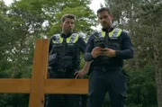 Nick (Raúl Richter, l.) und Kris (Marc Barthel, r.) sehen sich am Grab von Jules Großmutter um. Hier will Marie Brecht das seit Jahren vermisste Mädchen gesehen haben.