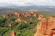 Die roten Berge von Las Medulas: Vor 2.000 Jahren sprengten die Römer mit Wasserdruck die Felsen, um an die riesigen Goldvorkommen zu gelangen.
