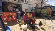 Moderatorin Claudia Pupeter und Zirkusbesitzer Dieter Schetz mit den Tieren des kleinsten Zirkus' der Welt.