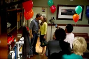 Jim (Matt Passmore) und Callie (Kiele Sanchez) werden mit einer kleinen Party von ihren Freunden empfangen.