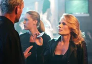 Eine Frauenleiche wurde gefunden. Catherine (Marg Helgenberger, re.) und Riley (Lauren Lee Smith) beginnen ihre Ermittlungen in der "Dark Water-Bar", wo ihnen ein mit allen Wassern gewaschener Clubbesitzer begegnet.