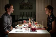 Mattes (Matthias Schloo, l.) fragt seine Freundin Eva (Laura Berlin, r.), ob sie mit ihm zusammenziehen möchte.