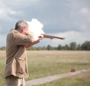 Schuss mit einer Muskete vor dem Nahkampf mit aufgepflanztem Bajonett.