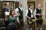 Von links: Bürgermeister Penz (Bernhard Ulrich), Lokalreporterin Anja (Ina Meling), Musiklehrer Horn (Jürgen Fischer) und seine Musiker (Christoph Lutz und Thomas Höger) ziehen für den Scheich alle Register.