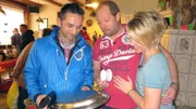 Trödelexperte Mauro Corradino (li.) mit Jörg und Susanne beim Hausflohmarkt
