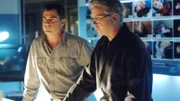 Nick (George Eads, li.), Grissom (William Petersen) und der Rest des Teams werten die gefunden Spuren am Tatort aus, um den Mörder zu überführen.