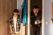 Chaos und Kaffee: Fritz (Sebastian Fritz, r.) und sein Bruder Eddy (Benjamin Raue, l.) sind ein eingespieltes Team, auch bei ihrer Morgenroutine.