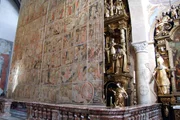 Das Fastentuch im Gurker Dom verbirgt den goldenen Altar.
