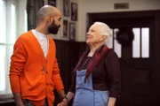 Theresa verabschiedet sich im Brunnerwirt von Naveen.
