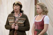 Von links: Wirtin Gundi (Conny Glogger) geht aufs Äußerste. Ihre Tochter Christl (Susanne Brückner) steht ihr zu Seite.