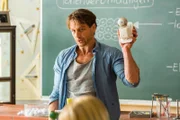 Stefan (Hendrik Duryn) im Chemieunterricht.