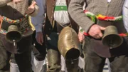 Jeder trägt seine eigene Glocke beim Grasausläuten.