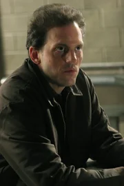 James Hogan (Silas Weir Mitchell), wegen Mordes an seiner Großmutter im Gefängnis, schreibt an Rush ständig Liebesbriefe. In einem der Briefe erwähnt er, dass, wie er von einem Mithäftling erfuhr, die Ermordung seines Onkels Joe 1985 offenbar kein Raubmord war.
