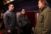 Lien und Leon werden von Sascha in seinem Wagen erwischt. Von links: Leon (Joel Akgüm), Lien (Nui Nguyan) und Sascha (Eisi Gulp).