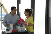 Trixi hilft ihrem Mann, die Werkstatt für die Feier auf Vordermann zu bringen. Von links: Mike (Harry Blank) und Trixi Preissinger (Doreen Dietel).