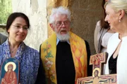 Abt Otto Strohmaier und Ikonenmalerinnen.