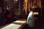 1980er Jahre, Vatikan: Ein Priester und ein Wissenschaftler besprechen, an welcher Stelle sie eine Probe vom Grabtuch entnehmen dürfen (nachgestellte Szene).