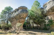 Mitten im Naturpark Serranía de Cuenca liegt die Ciudad Encantada, die „verzauberte Stadt“. Große aus Kalk gebildete Felsformationen ähneln Tieren, Fabelwesen und Figuren aus Märchen.
