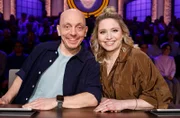 Rateteam-Kapitän Bernhard Hoëcker (l.) mit der Schauspielerin Caroline Frier (r.).