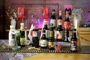Sojasauce – in Japan traditionell über Jahre im Holzfass gereift. Wie in der Lebensmittelindustrie aus Handwerkskunst Massenware wird, zeigt Sebastian Lege.