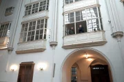 Pater Nikolaus führt Moderator Karl Hohenlohe durch weitere Teile der Augustinerkirche, wie die Georgskapelle, Loretokapelle und die Herzgruft.