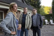 Alexander Hoffmann, ein Ex-Trinker, wurde in seinem Haus am Wasser niedergestochen und tödlich verletzt. Die Lübecker Ermittler Finn (Sven Martinek, M.), Lars (Ingo Naujoks, r.) befragen Sabine Ahlgrimm (Isabel Thierauch, l.). In welcher Verbindung stand sie zu dem Toten.