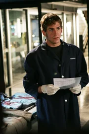 Greg (Eric Szmanda) hat die Vermutung, dass Aaron James, der Bruder des von ihm überfahrenen Demetrius James der Mörder ist. Es fehlen ihm nur genügend Beweise...