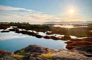 Fjorde und Berge, eingetaucht ins Licht der Mitternachtssonne – so offenbart sich Nordnorwegen an schönen Junitagen.