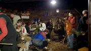 "Ostern in und um Stübing", Im steirischen Stübing halten die Menschen viele alte Traditionen lebendig. Gerade das Osterfest ist hier voll von Bräuchen, die im Stübinger Freilichtmuseum dokumentiert sind. Es beginnt am sogenannten "schmerzhaften Freitag", an dem vor Sonnenaufgang der Palmbuschen gebunden wird. Am Karfreitag ließen die Menschen das sonst stets sorgsam bewachte Herdfeuer bewusst ausgehen. Am Samstag holten die Kinder dann das Weihfeuer von der Kirche, um den Herd neu zu entzünden. Mit einem Weihtuch bedeckten die Leute Selchfleisch und Kräuter. Dieses Weihtuch durfte nicht gewaschen werden und hing im Sommer am Zaun zum Schutz gegen Gewitter. R: Wolfgang Niedermair. Im Bild: Palmbuschenbinden in Stübing.