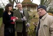 NDR Fernsehen TATORT, "Krumme Hunde", am Dienstag um 22:00 Uhr. Die Spur führt Kommissar Thiel (Axel Prahl, re) zur Villa der Industriellenfamilie Rummel. Der ehemalige Werksmitarbeiter Alfred Wesskamp (Günter Junghans) ist der Familie seit Jahrzehnten loyal verbunden. Seit seiner Pensionierung hilft er dem Sohn des Firmengründers und seiner Frau Sabine (Henriette Heinze) in Haus und Garten.