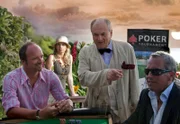 MDR Fernsehen DAS TRAUMHOTEL, "Tobago". Hotelmanagerin Kristina (Susanne Michel) ist nicht erfeut, als sie ihren spielsüchtigen Vater Paul (Dietrich Mattausch, Mitte) bei einem Pokertunier sieht.