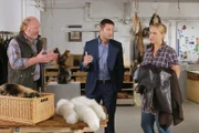 Hansen (Igor Jeftic, M.) befragt Benno Dorfmeister (Ferdinand Dörfler, l.) und Astrid Schuhmann (Esther Kuhn, r.), die die Leiche gefunden haben.