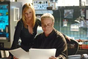 Catherine (Marg Helgenberger) und Grissom (William Petersen) sind von der Brutalität, mit der der Mörder vorgegangen ist, entsetzt. Fünf der Mädchen wurde die Kehle durchgeschnitten, die sechste wurde mit unendlich vielen Messerstichen bestialisch abgeschlachtet...