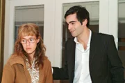 Lisa (Alexandra Neldel, l.) wird unsanft auf den Boden der Tatsachen zurückgeholt: Eröffnet David (Mathis Künzler, r.)  ihr doch, seine wahre Liebe Mariella nicht kampflos aufzugeben.