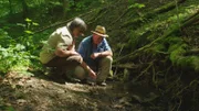 Rangerin Fredegart Blaschke und der Biologe Uli Meßlinger suchen auf der Frankenhöhe nach Feuersalamandern und machen an einem Quellbach eine außergewöhnliche Entdeckung. Ein Feuersalamanderweibchen lagert tagsüber am Bach.