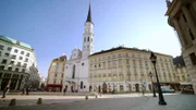 Michaelerplatz mit Michaelerkirche, Wien.