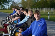 Jason aus Flurstedt in Thüringen mit seiner Simson-Gang.