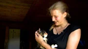 Josefa hat ein intensives Verhältnis zu Tieren, hier mit der Almkatze.