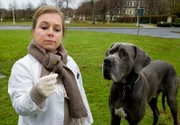 TATORT: KRUMME HUNDE, Fernsehfilm Deutschland, Silke Haller alias „Alberich“ (ChrisTine Urspruch) mit einem großen Hund.