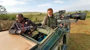Der Autor Reinhard Radke an der Kamera mit dem Feldassistenten Jonathan Tira. Jonathan hat ein extrem gutes Auge für Leoparden. Der Hohe Kameraaufbau auf dem Dach war die Ausnahme, meist wurde aus möglichst niedriger Perspektive gedreht.