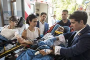 Auf dem Weg zum Standesamt wurden Leyla (Sanam Afrashteh, 2.v.l.) und Ben  (Philipp Danne, r.) zu Ersthelfern - sie liefern Isabel (Lilly Marie Tschörtner, l.) und Martin (Omar El-Saeidi, 2.v.r.) ins JTK ein (mit Roy Peter Link, 3.v.l. und Komparsen).