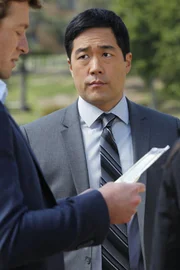 Versuchen herauszufinden, wer Grund haben könnte, einen beliebten Englischlehrer umzubringen: Patrick (Simon Baker, l.) und Kimball (Tim Kang, r.) ...