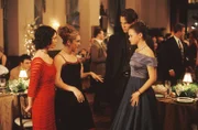 Während Madeline (Shelly Cole, l.), Louise (Teal Redmann, 2.v.l.), Dean (Jared Padalecki, 2.v.r.) und Rory (Alexis Bledel, r.) einige Überraschungen auf dem Schulball erleben, hat Lorelei mit starken Rückenschmerzen zu kämpfen ...