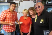 Als Trödelexperte Sükrü Pehlivan (li.) bei Barbara (2.v.li.) und Klaus (re.) ankommt, ist er erst einmal erschlagen von der Masse an Trödel. Nach und nach entlarvt er Klaus‘ Schätze als billigen Kitsch. Alles, was Sükrü findet, ist schwer verkäuflich. Wird der Trödel etwa in die neue Wohnung mit umziehen müssen? (Foto: 2.v.re.: Elke)
