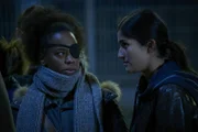Dora Diara (Maryam Abu Khaled, l.) und Hasty Rostami (Sogol Faghani, r.) sind auf dem Weg zu ihrem illegalen Job am Flughafen.