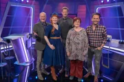 Moderator Florian Weber (Mitte) überprüft im Wissensquiz „Meister des Alltags“ die Praxisnähe der prominenten Kandidaten (v. li.): Bodo Bach, Enie van de Meiklokjes, Alice Hoffmann und Dennis Wilms.