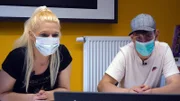 Christine und Pascal planen ihren Kurzurlaub. Sie möchten ein Wochenende mit Wellness verbringen.