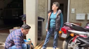 Sükrü (li.) hilft Gabi beim Verkauf der teils sehr speziellen Schätze
